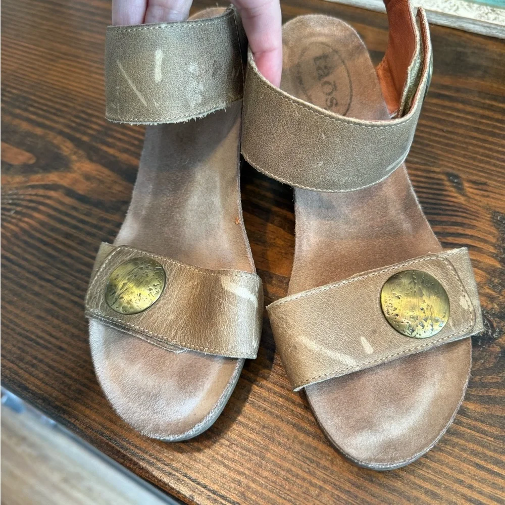 Taos Womens Carousel 3 Tan Leather Wedge Sandals Size 39 US 8-8.5 Comfort Shoes